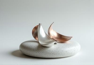 Pendientes esculturales de plata forjada a mano, con una forma orgánica.