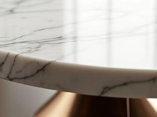 Muestra de combinación de metales oscuros con mármol blanco de vetas elegantes, transmitiendo lujo y robustez.